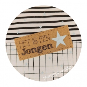 Sticker 4 cm met tekst ''Hoera een jongen''.